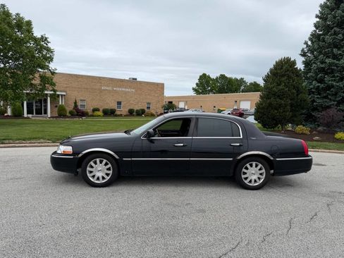 Used 2011 Lincoln Town Car Signature Limited RWD image 2