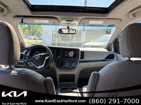 Used 2017 Toyota Sienna XLE w/ XLE Navigation Package FWD image 21