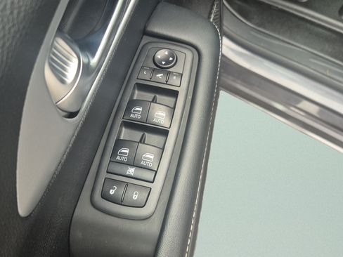 Used 2020 Chrysler Pacifica Limited w/ Advanced Safetytec Group FWD image 23