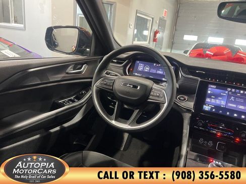 Used 2023 Jeep Grand Cherokee Altitude image 23