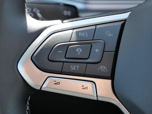 Certified 2025 Volkswagen Taos SE image 34