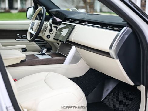 Used 2025 Land Rover Range Rover SE image 33