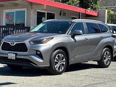 Used 2025 Toyota Highlander XLE image 8