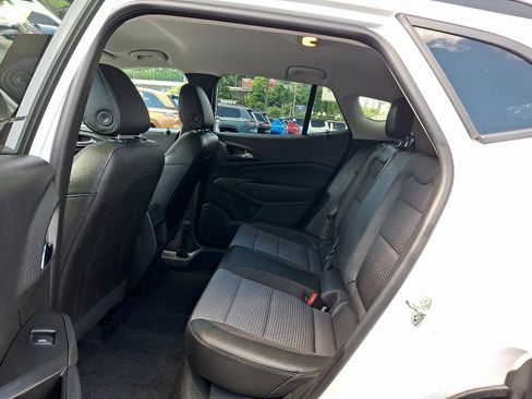 Used 2025 Chevrolet Trax LT FWD image 10