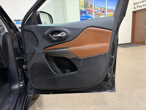 Used 2019 Jeep Cherokee Overland w/ Technology Group image 25