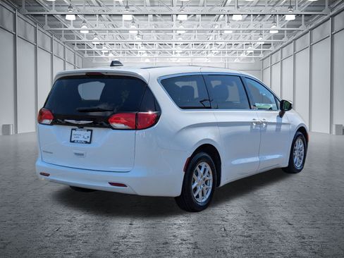 Used 2023 Chrysler Voyager LX FWD image 5