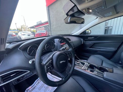 Used 2017 Jaguar XE image 9