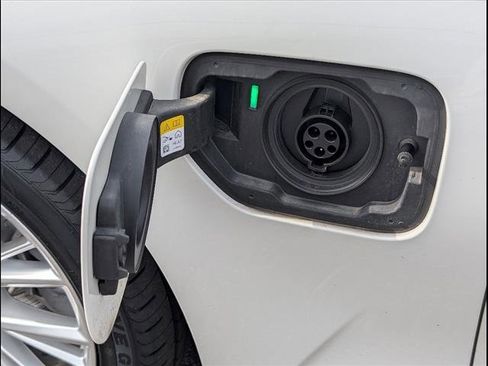 Used 2023 BMW 330e image 29