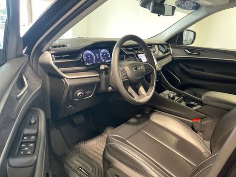 Used 2023 Jeep Grand Cherokee Limited w/ Luxury Tech Group II AWD/4WD image 6