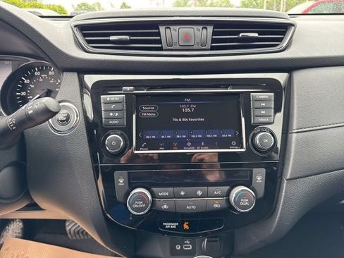 Used 2018 Nissan Rogue SV AWD/4WD image 14