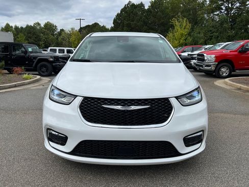 Certified 2024 Chrysler Pacifica Touring-L image 3