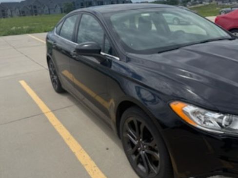 Used 2018 Ford Fusion SE w/ Equipment Group 201A FWD image 2