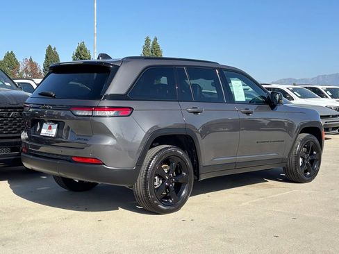 Used 2025 Jeep Grand Cherokee Limited w/ Black Appearance Package image 4