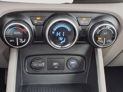 Used 2020 Hyundai Venue SEL image 17