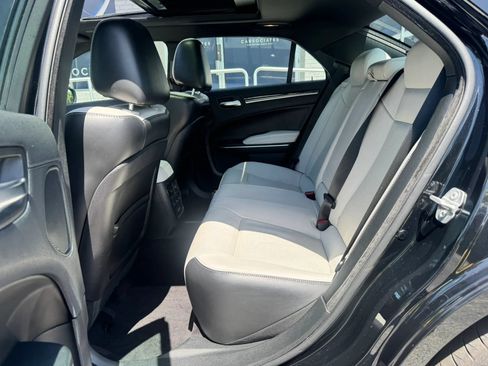 Used 2018 Chrysler 300 S w/ 300S Premium Group RWD image 20