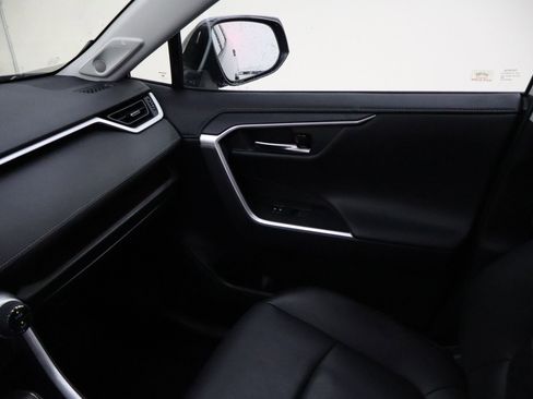 Used 2020 Toyota RAV4 Limited image 22