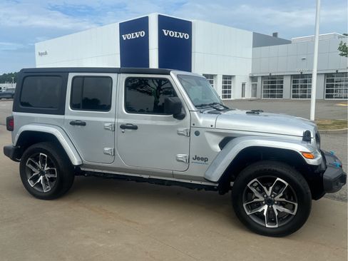Used 2024 Jeep Wrangler Unlimited w/ Convenience Group AWD/4WD image 2