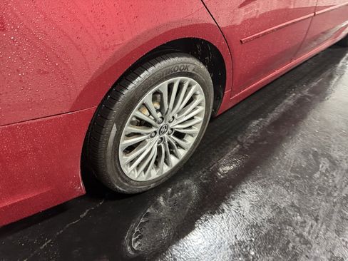 Used 2020 Toyota Avalon Limited image 12