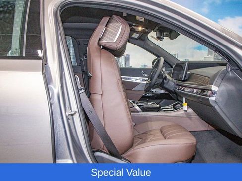 Used 2025 BMW 760i xDrive w/ Premium Package AWD/4WD image 22