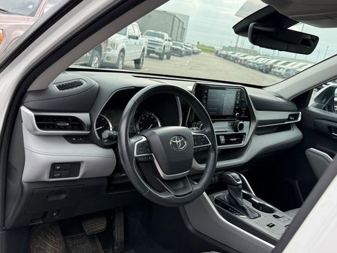 Used 2022 Toyota Highlander XLE image 4