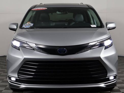 Used 2024 Toyota Sienna XLE image 2