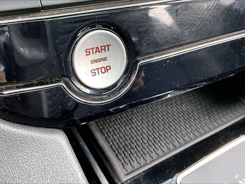 Used 2019 Jaguar F-PACE Premium image 34