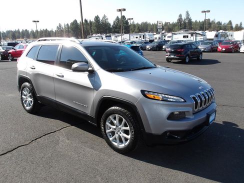 Used 2017 Jeep Cherokee Latitude w/ Comfort/Convenience Group AWD/4WD image 7