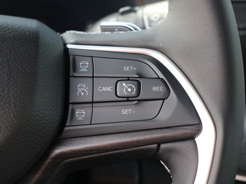 New 2025 Jeep Grand Cherokee L Limited image 10