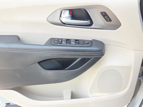 Used 2023 Chrysler Pacifica Touring-L FWD image 18