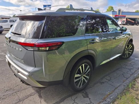 Used 2022 Nissan Pathfinder Platinum w/ Cargo Package AWD/4WD image 4