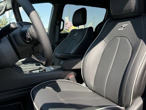 New 2025 Chrysler Pacifica Limited image 2
