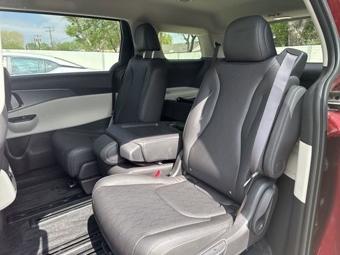 Used 2023 Kia Carnival LX image 5