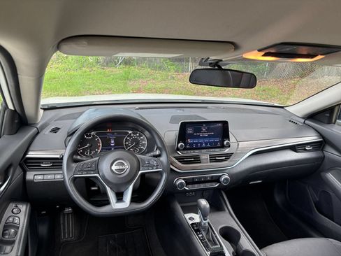 Used 2025 Nissan Altima 2.5 SV FWD image 34