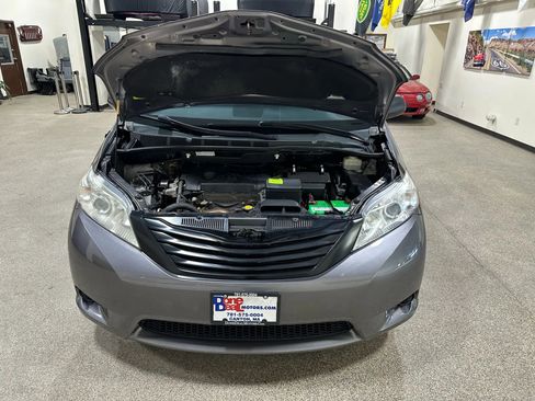 Used 2012 Toyota Sienna image 48