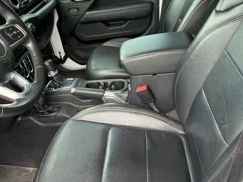 Used 2022 Jeep Wrangler Unlimited Sahara AWD/4WD image 5