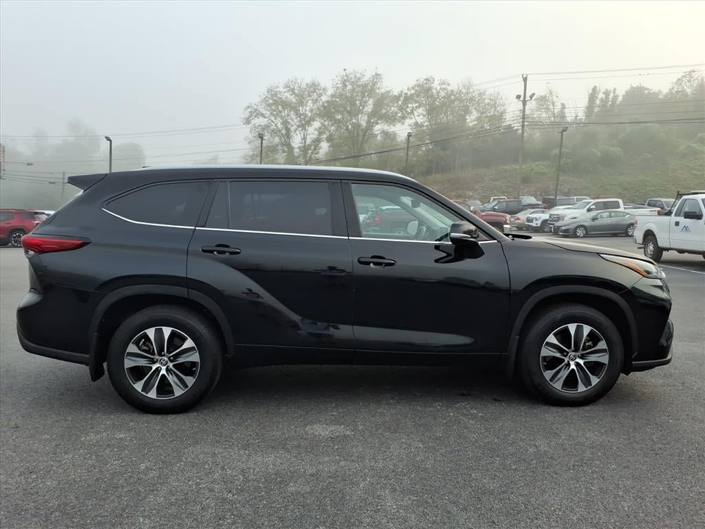 Used 2022 Toyota Highlander XLE AWD/4WD image 9