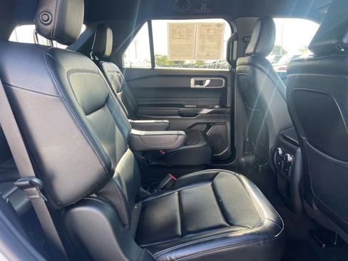 Used 2020 Ford Explorer XLT w/ Equipment Group 202A AWD/4WD image 14