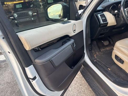 Used 2018 Land Rover Discovery SE image 14