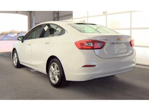 Used 2017 Chevrolet Cruze LT w/ Convenience Package FWD image 4