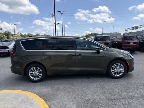 New 2027 Chrysler Pacifica Select FWD image 7