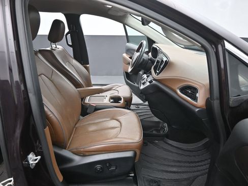 Used 2018 Chrysler Pacifica Limited image 18