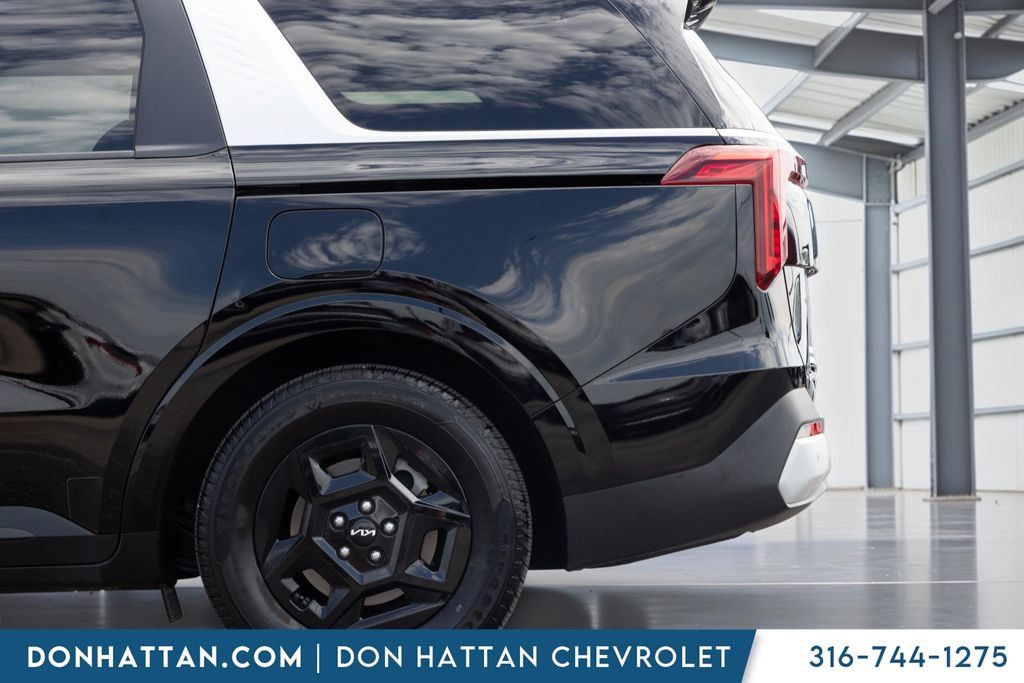 Used 2025 Kia Carnival FWD image 33
