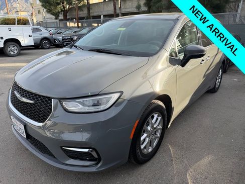 Used 2023 Chrysler Pacifica Touring-L image 1