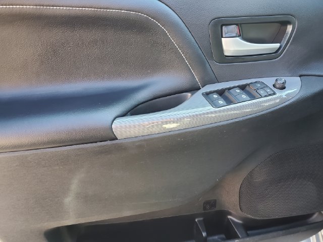 Used 2015 Toyota Sienna SE FWD image 14