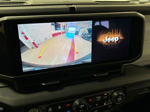 Used 2025 Jeep Wrangler Unlimited Sahara AWD/4WD image 22