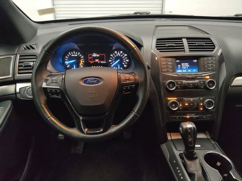 Used 2018 Ford Explorer XLT AWD/4WD image 22