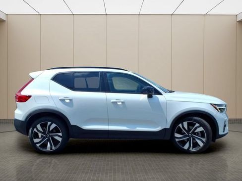 Used 2023 Volvo XC40 B5 Plus w/ Driver Assist Package AWD/4WD image 7