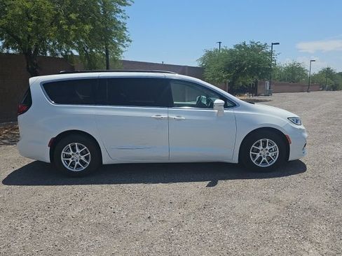 Used 2022 Chrysler Pacifica Touring-L FWD image 4