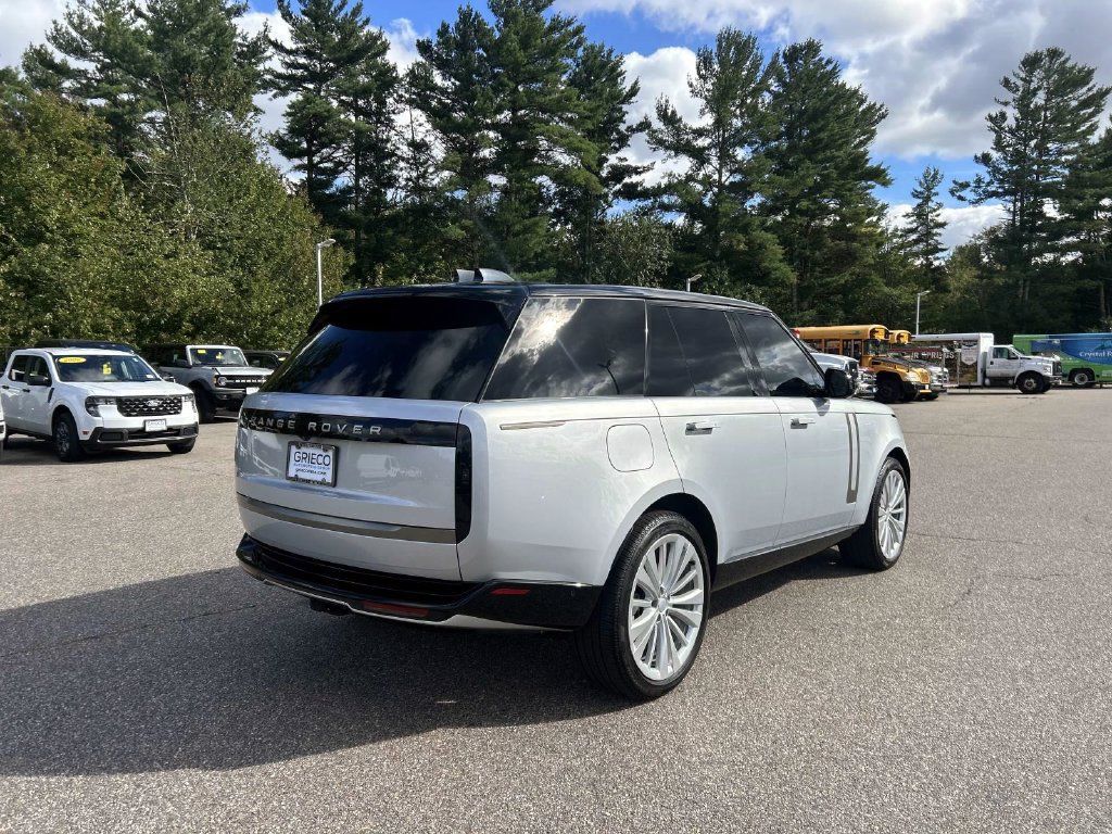 Used 2025 Land Rover Range Rover SE AWD/4WD image 3