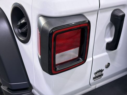 Used 2024 Jeep Wrangler Unlimited Sport AWD/4WD image 18